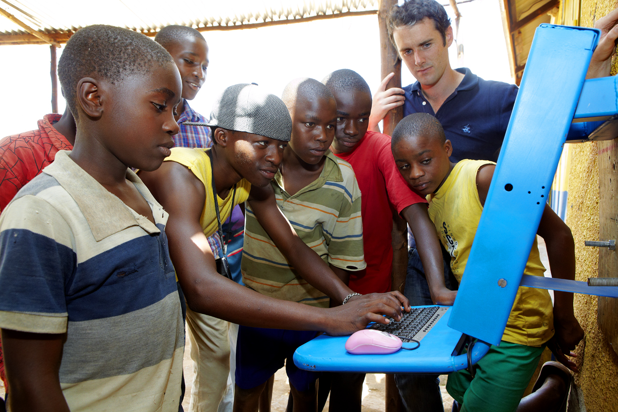 african kids on computer